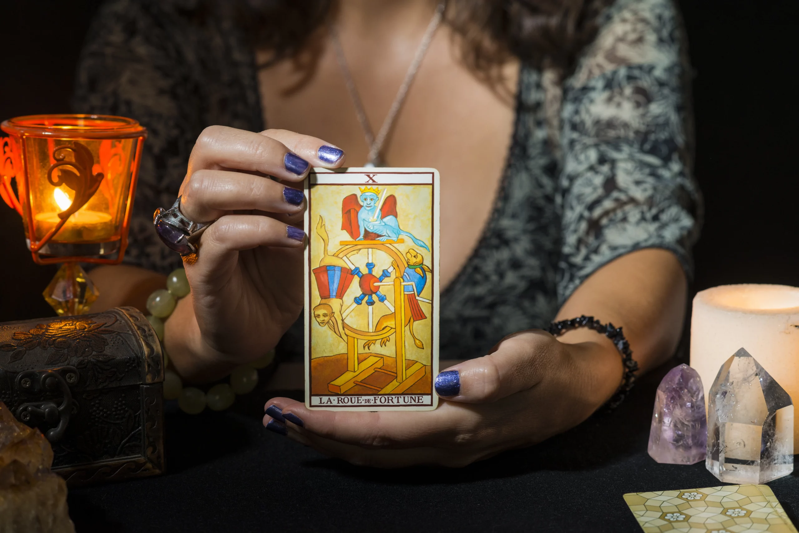 mujer sosteniendo carta tarot evolutivo